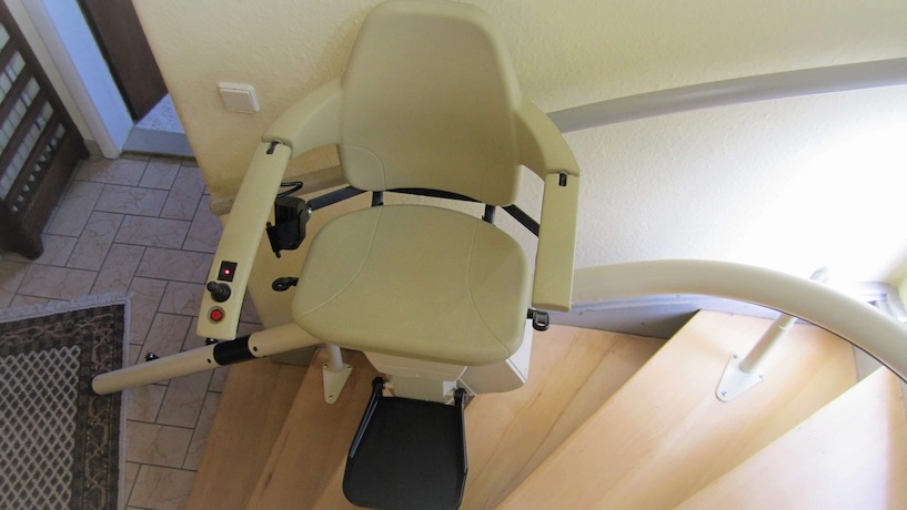 Der Handicare-Treppenlift von Frau Dr. Schiller. Das untere Ende der Schiene klappt ein, so ist der Weg zur Tür frei. Treppenlift, Sitzlift, barrierefrei, Freecurve, Klappschiene, Handicare